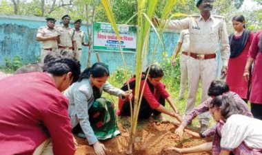 पौधे लगाकर पर्यावरण रक्षा की सीख