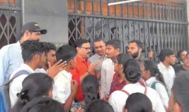 रविवि में बीएएलएलबी का गलत पेपर बंटा, छात्रों का प्रदर्शन