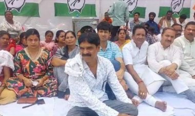 कांग्रेसियों ने दिया धरना, कहा धर्म की राजनीति करती है भाजपा