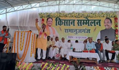 रामविचार ने दलको बांध के प्रभावित किसानों को दिया मुआवजा चेक