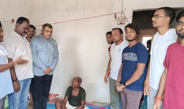 मृतक मुकेश के परिवार को आर्थिक सहयोग राशि दी