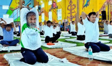 सांसद भोजराज नाग ने बालोद में किया योगाभ्यास