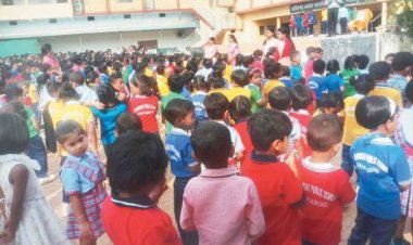 स्कूल का पहला दिन, बच्चों का बैंड बाजा और फूलों से स्वागत