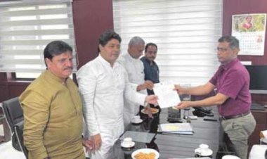 निकाय चुनाव बैलेट पेपर से कराने ढेबर और एमआईसी सदस्य मिले आयुक्त से