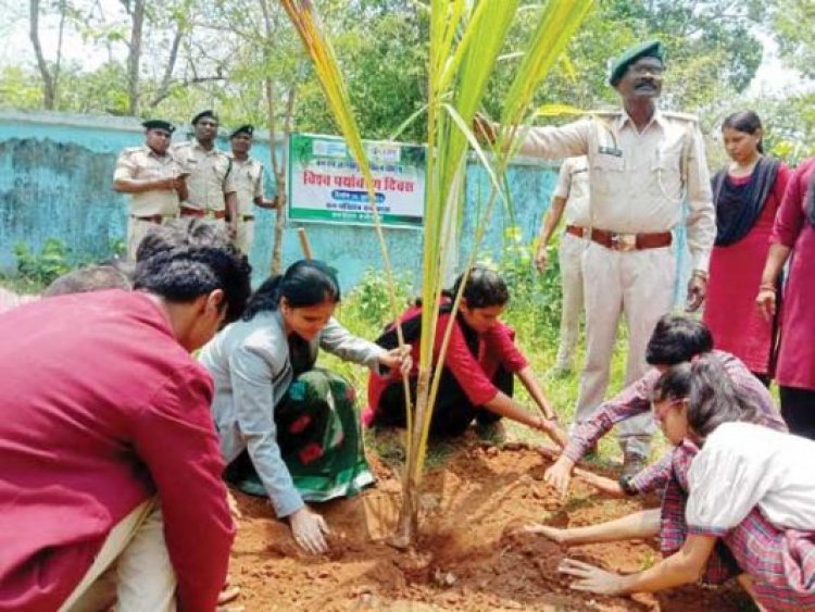 पौधे लगाकर पर्यावरण रक्षा की सीख