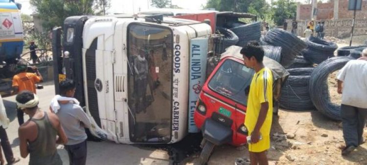 ऑटो पर पलटा ओवरलोड ट्रक, बड़ा हादसा टला