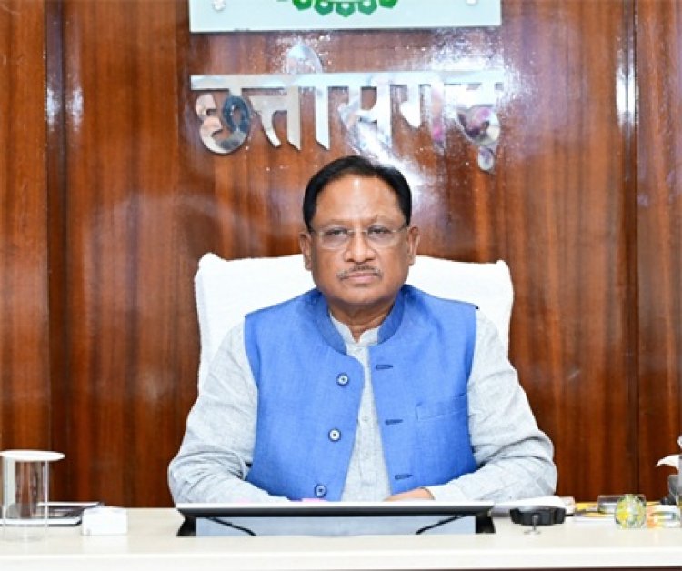 मुख्यमंत्री श्री विष्णुदेव साय अपने निवास कार्यालय में गृह एवं जेल विभाग के काम काज की कर रहें समीक्षा