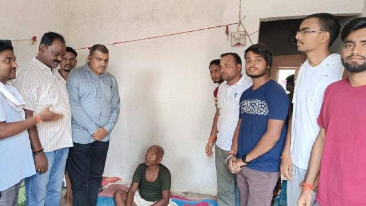 मृतक मुकेश के परिवार को आर्थिक सहयोग राशि दी