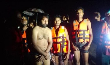 चित्रकोट जलप्रपात में फंसे तीन लोगों को रेस्क्यू टीम ने बचाया