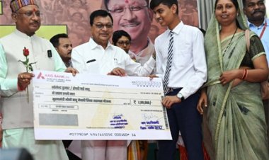 मुख्यमंत्री ने पंजीकृत निर्माण श्रमिकों के मेधावी बच्चों को प्रोत्साहन राशि और स्कूटी खरीदने के लिए चेक वितरित किए