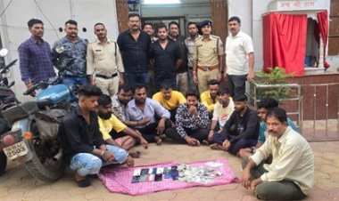 मोबाइल दुकान के ऊपर चल रहा था जुआ,10 गिरफ्तार