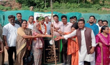 वित्त मंत्री ओपी ने मां के नाम रोपा पीपल का पौधा