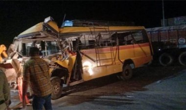 ओवरटेक के प्रयास में ट्रक से भिड़ी बस, क्लीनर सहित दो की मौत
