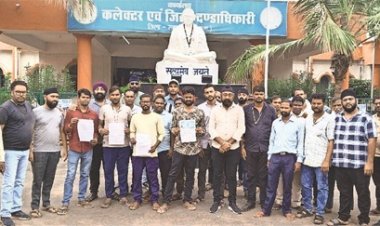 नायब तहसीलदार साहू की शिकायत आवेदन लेकर पहुंचे ग्रामीण