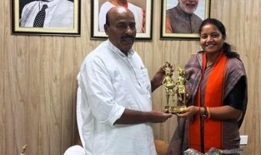 केंद्रीय मंत्री डॉ. वीरेन्द्र कुमार खटीक से मंत्री श्रीमती लक्ष्मी राजवाड़े ने की सौजन्य मुलाकात