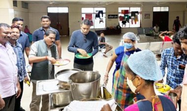 मरीजों को मिलने वाले भोजन को विधायक ने खाया,  कहा अच्छा मिल रहा खाना मरीजों को