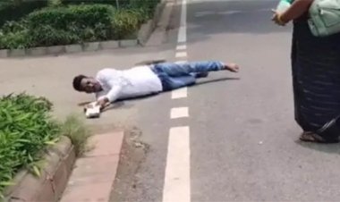 गांव में सड़क निर्माण की मांग लेकर केंद्रीय मंत्री गडकरी के आवास तक लोटते पहुंचा सरपंच