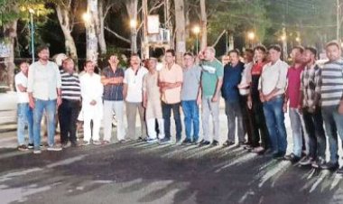 अंबिकापुर-रेणुकूट रेल लाइन अशासकीय संकल्प पारित होने पर बांटी मिठाई