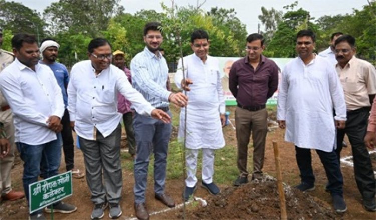 राजस्व मंत्री ने पेड़ लगाकर ‘एक पेड़ अपनी मां के नाम अभियान‘ की शुरुआत