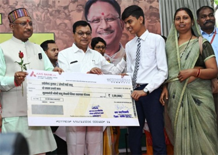 मुख्यमंत्री ने पंजीकृत निर्माण श्रमिकों के मेधावी बच्चों को प्रोत्साहन राशि और स्कूटी खरीदने के लिए चेक वितरित किए