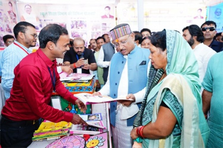 मुख्यमंत्री विष्णु देव साय ने पाठ्य पुस्तक निगम द्वारा प्रकाशित पुस्तकों का अवलोकन किया