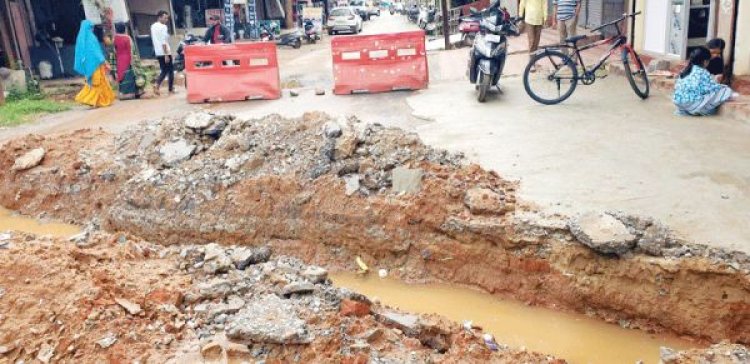 नाली बनाने खोद डाली  सडक़, बनी मुसीबत