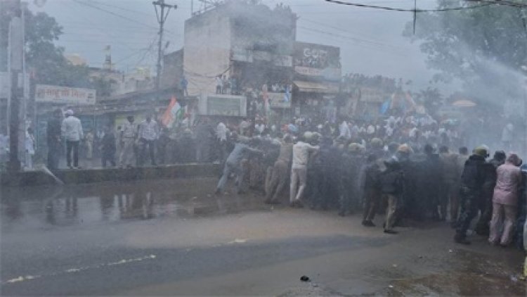 छत्तीसगढ़ विधानसभा का घेराव कर रहे कांग्रेसियों पर पुलिस ने रोकने वाटर कैनन का किया इस्‍तेमाल