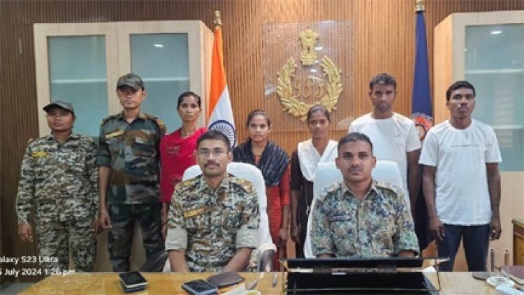 19 लाख के पांच इनामी नक्सलियों ने किया सरेंडर