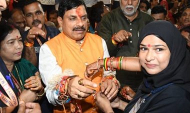 मुख्यमंत्री डॉ.मोहन यादव को रानी दुर्गावती महिला सरपंच सम्मेलन एवं रक्षाबंधन कार्यक्रम में बहनों ने राखी बाँधी।