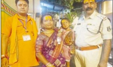 मंदिर में बच्ची बिछड़ी - पुलिस ने ढूंढकर परिजनों को सौैंपा