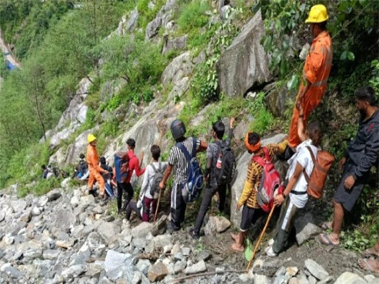 केदारनाथ रूट पर 2500 श्रद्धालु रेस्क्यू, दर्शन को गए 16 लोग लापता