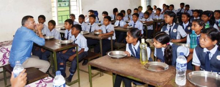 स्कूल में सीपेज देख कलेक्टर ने प्रधान पाठक को लगाई फटकार