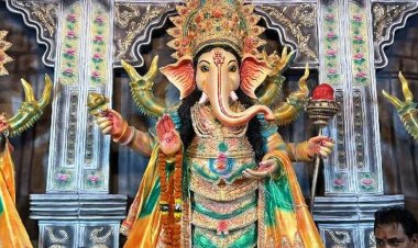 संत हिरदाराम नगर मिनी मार्केट में रिद्धि-सिद्धि संग विराजे गणपति:झाँकी में प्रतिमा के साथ पीतल के गजानन की दिव्य मूर्ति बनी आकर्षण का केन्द्र