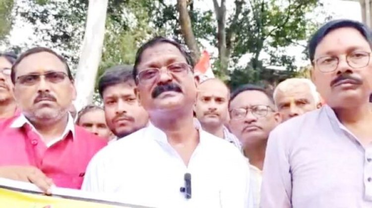 पूर्व मंत्री ने विधायक से किया प्रश्न, रात के अंधेरे में क्यों मिलने जाते हैं पीडि़त परिवार से