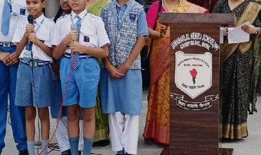 जवाहरलाल नेहरू स्कूल भेल के प्राइमरी विंग में गांधी जयंती:केजी के छात्रों ने गांधी जी और लाल बहादुर शास्त्री की वेशभूषा में दी प्रस्तुति