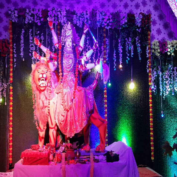 भिंड में शारदीय नवरात्र उत्सव:पंडालों में सुबह होती है देवी की मंगला आरती, रात में भजन-कीर्तन; दर्शन के लिए पहुंच रहे श्रद्धालु