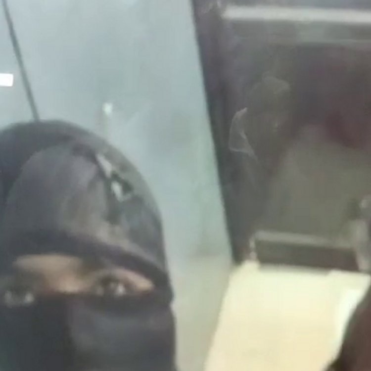 उज्जैन में लड़कियों की ड्रेस पहनकर ATM में घुसे बदमाश:ऑटो से पहुंचे थे ATM काटने, कैमरे पर स्प्रे किया; सायरन बजते ही हुए फरार