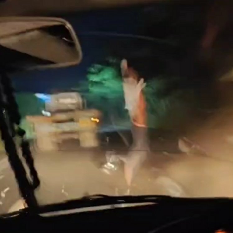 छिंदवाडा में सड़क हादसे का VIDEO:सिहोरामाल के पास बाइक को सामने से आ रही बस ने मारी टक्कर; युवक गंभीर घायल