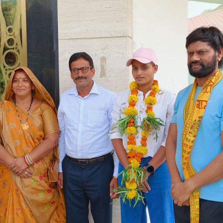 फौजी बनी सीहोर के सौंठी गांव की बेटी:वर्दी में देख मां की आंखों से छलके खुशी के आंसू; ग्रामीणों ने किया सम्मान