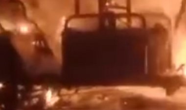 बाड़े में लगी आग से दो एसयूवी सहित ई-रिक्शा जला:शॉर्ट सर्किट के कारण हुए हादसे में बोलेरो जलकर खाक हुई; गांव वालों की मदद से बुझाई