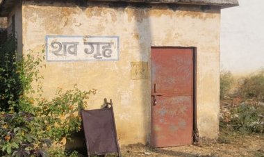 घर में फंदे पर लटकी मिली महिला:अस्पताल लाते समय मौत; घर में बच्चों के साथ अकेली थी मां