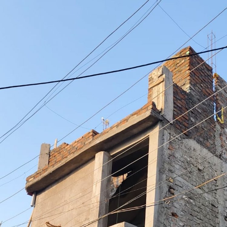 बिजली लाईन की चपेट में आने से सख्श की मौत:देवास में डबल स्टोरी मकान पर कार्य करते समय हुआ हादसा, अचानक आई बिजली