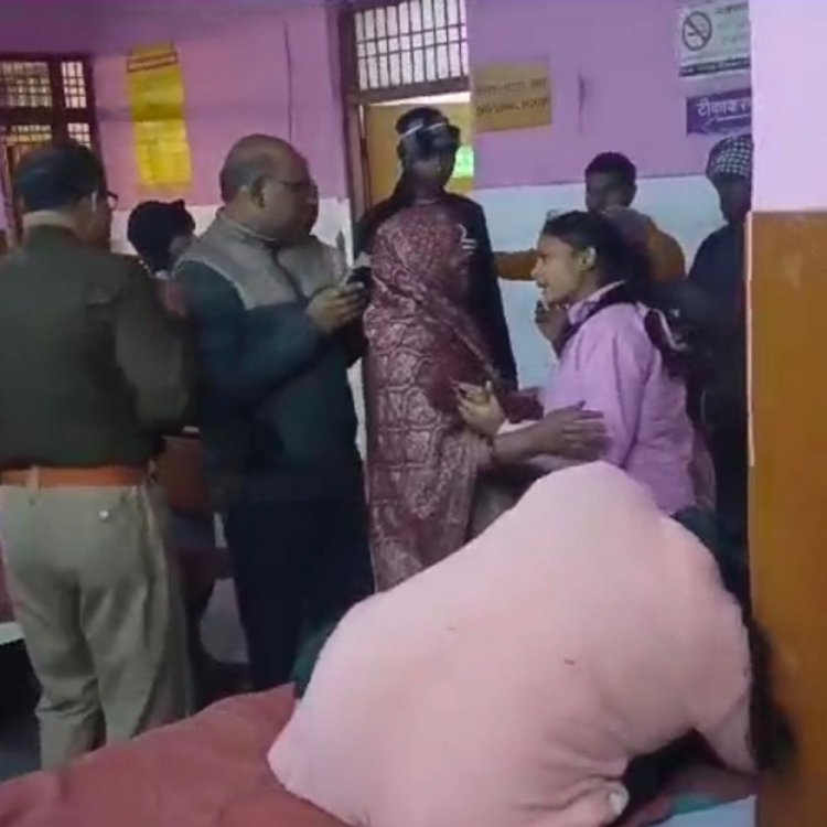 बोलेरो और बाइक की भीषण टक्कर:खाई में गिरी कार, परीक्षा देने जा रहीं छात्राएं बचीं, भाई गंभीर घायल