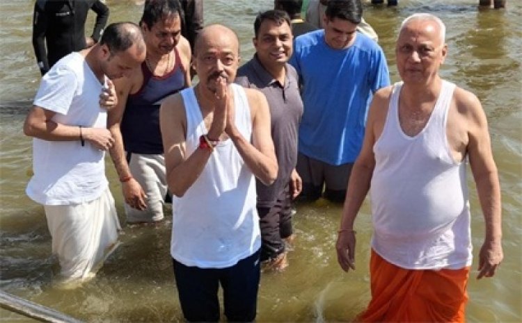 राज्यपाल डेका ने महाकुंभ के अवसर पर त्रिवेणी संगम में किया स्नान
