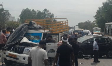 लखनऊ-रायबरेली रोड पर पिकअप-कार की भीषण टक्कर:कई लोग घायल; मोहनलालगंज में लगा लंबा जाम; पुलिस को जानकारी नहीं