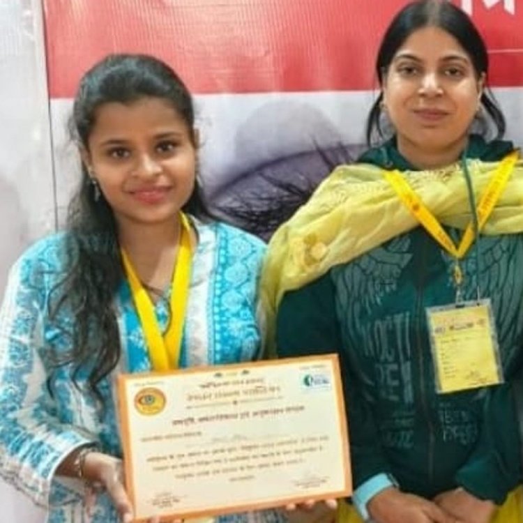 कानपुर की छात्रा का अनूठा प्रयास:वेस्ट प्लास्टिक से बना रही सजावटी और घरेलू सामान, महिलाओं को भी दे रही ट्रेनिंग