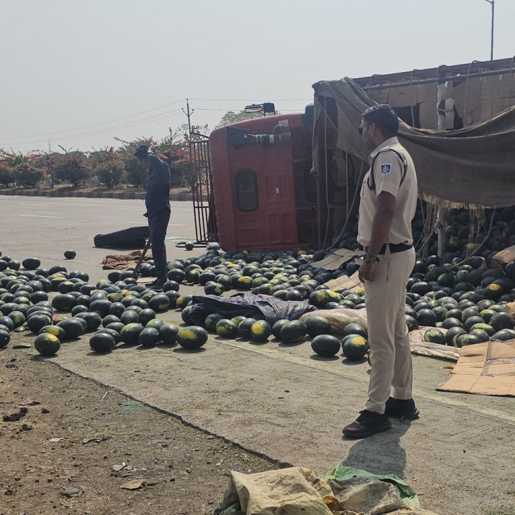 शाजापुर में तरबूज से भरा ट्रक पलटा:टायर फटने से कार को टक्कर मारी, कोई हताहत नहीं; लोगों ने सड़क पर बिखरे तरबूज लूटे