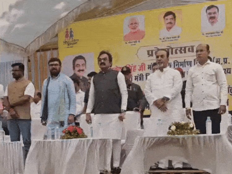 छिंदवाड़ा में पुष्पवर्षा से हुआ नवप्रवेशियों का स्वागत:मंत्री राकेश सिंह ने छात्रों से किया संवाद, कहा- बच्चे हैं उज्ज्वल भविष्य के निर्माता