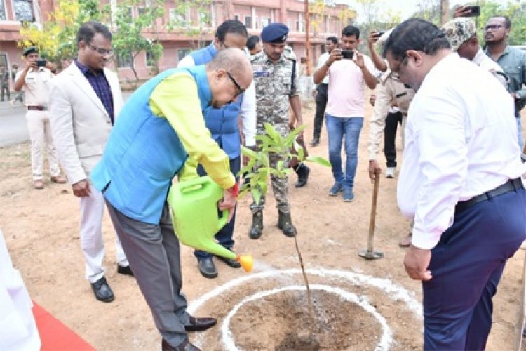 एक पेड़ माँ के नाम अभियान के तहत् राज्यपाल रमेन डेका ने लगाए रूद्राक्ष के पौधे