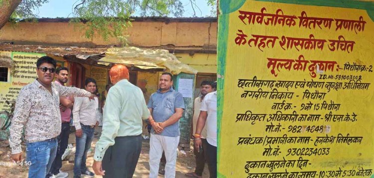 जान जोखिम में डालकर राशन लेने पहुंच रहे ग्रामीण, जर्जर भवन में संचालित है राशन दुकान